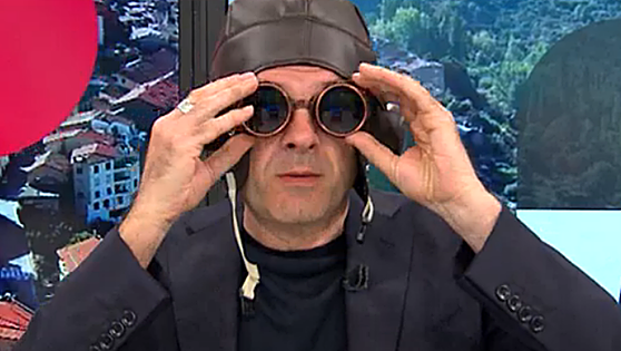 La divertida imagen de Iñaki López con el casco de 'Amanece que no es poco'