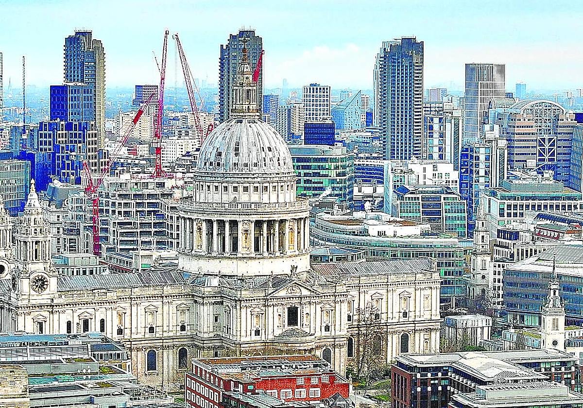 La estampa idílica que ofrecía la Catedral de San Pablo sobre las agujas y remates de las torres de otras iglesias ha sido devorada por el entorno.