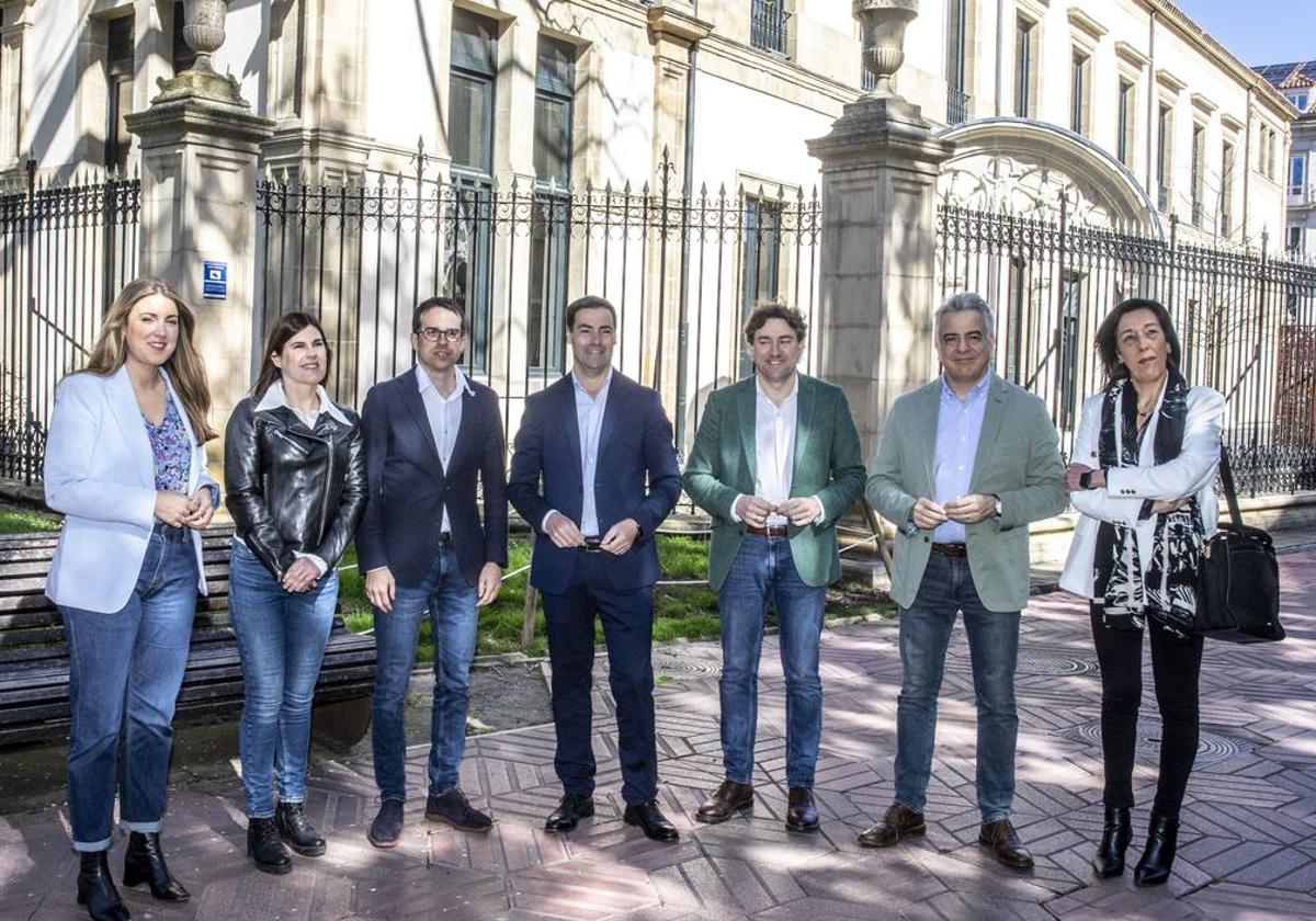 Los candidatos a lehendakari por Sumar Alba García, Elkarrekin Podemos Miren Gorrotxategi, EH Bildu Peio Otxandiano, PSE-EE Eneko Andueza, PNV Imanol Pradales, PP Javier de Andrés y VOX Amaia Martínez posan en Vitoria.