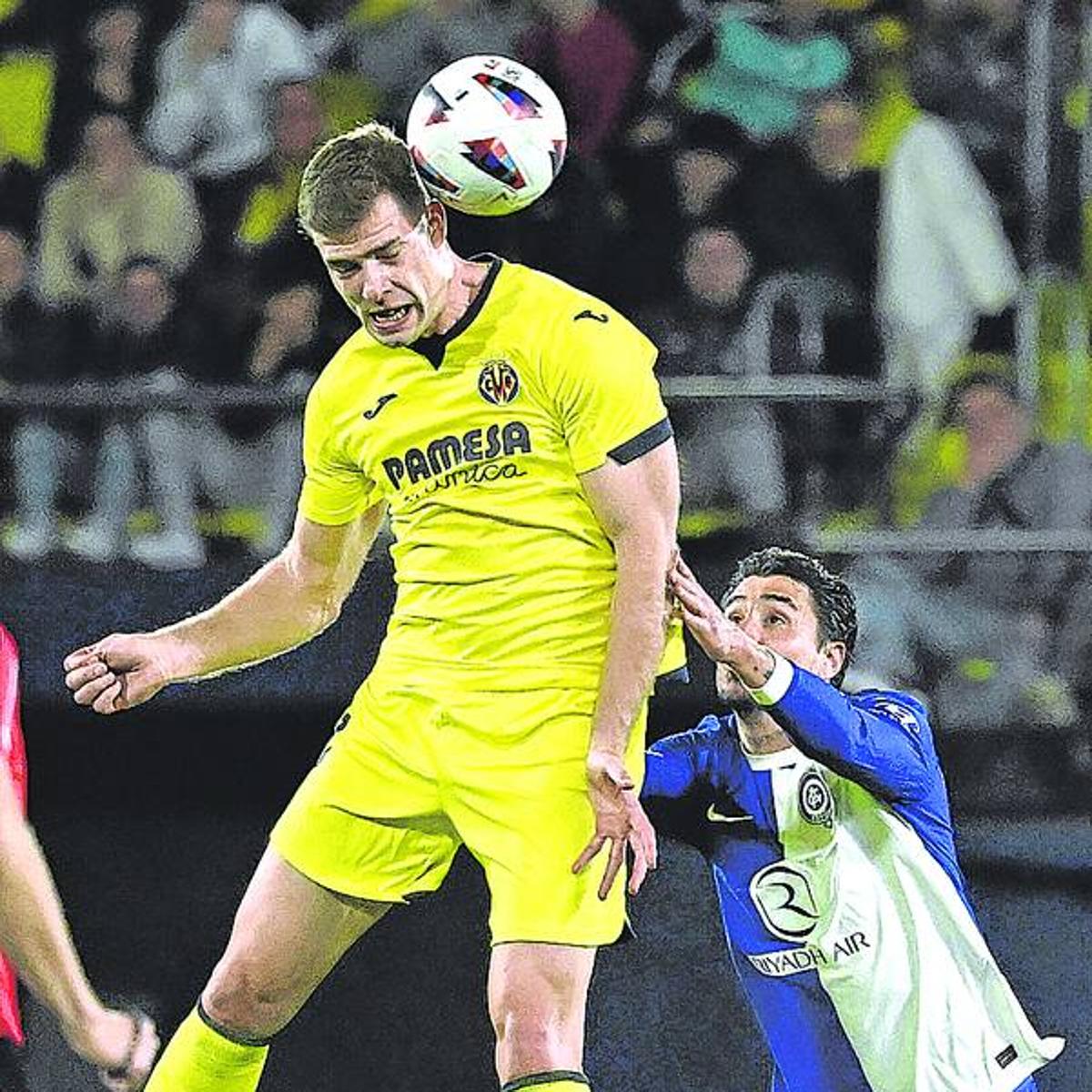 El delantero del Villarreal Sorloth pelea un balón aéreo vigilado por el central del Atlético José María Giménez.