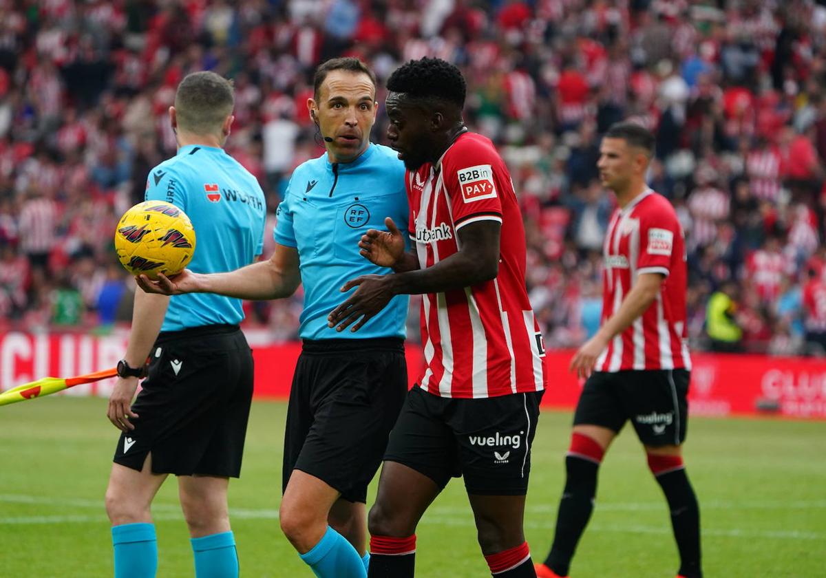 Iñaki Williams habla con el colegiado camino del vestuario.