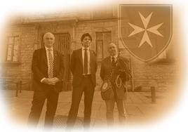 En el centro, el embajador de Malta en España, Daniel Azzopardi, frente a Montehermoso en una reciente visita a Vitoria.
