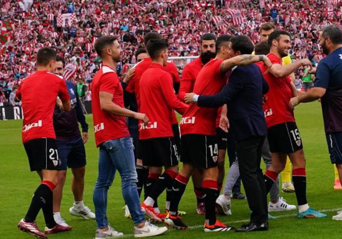 Marcelino saluda a la plantilla durante el pasillo.