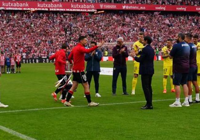 Muniain y De Marcos portan la Copa este domingo.
