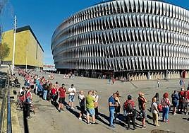 Una cola interminable de aficionados rojiblancos que esperaban su turno para fotografiarse con la Copa rodeaba ayer a la mañana San Mamés