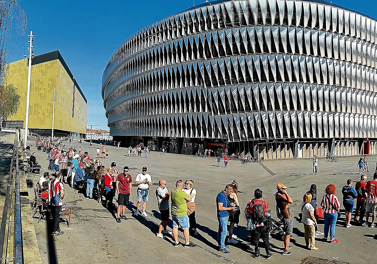 Una cola interminable de aficionados rojiblancos que esperaban su turno para fotografiarse con la Copa rodeaba ayer a la mañana San Mamés