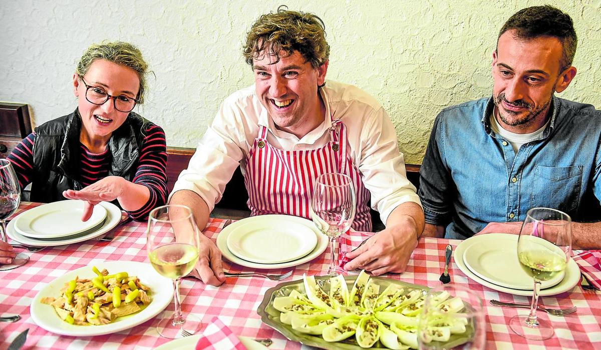 A la mesa. Eneko Andueza, flanqueado por su número dos, Patricia Campelo, y el parlamentario Ekain Rico, dispuestos al banquete en un txoko de Bilbao.