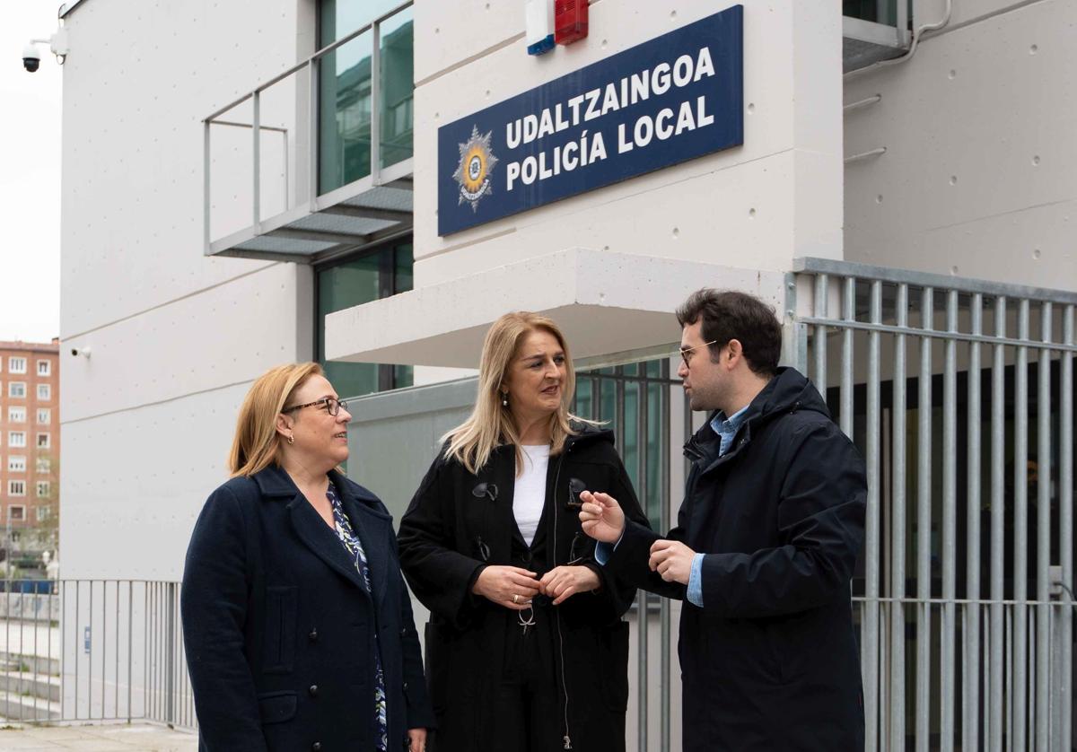 Ainhoa Domaica, en centro, acompañada de Marta Alaña y Iñaki García Calvo.