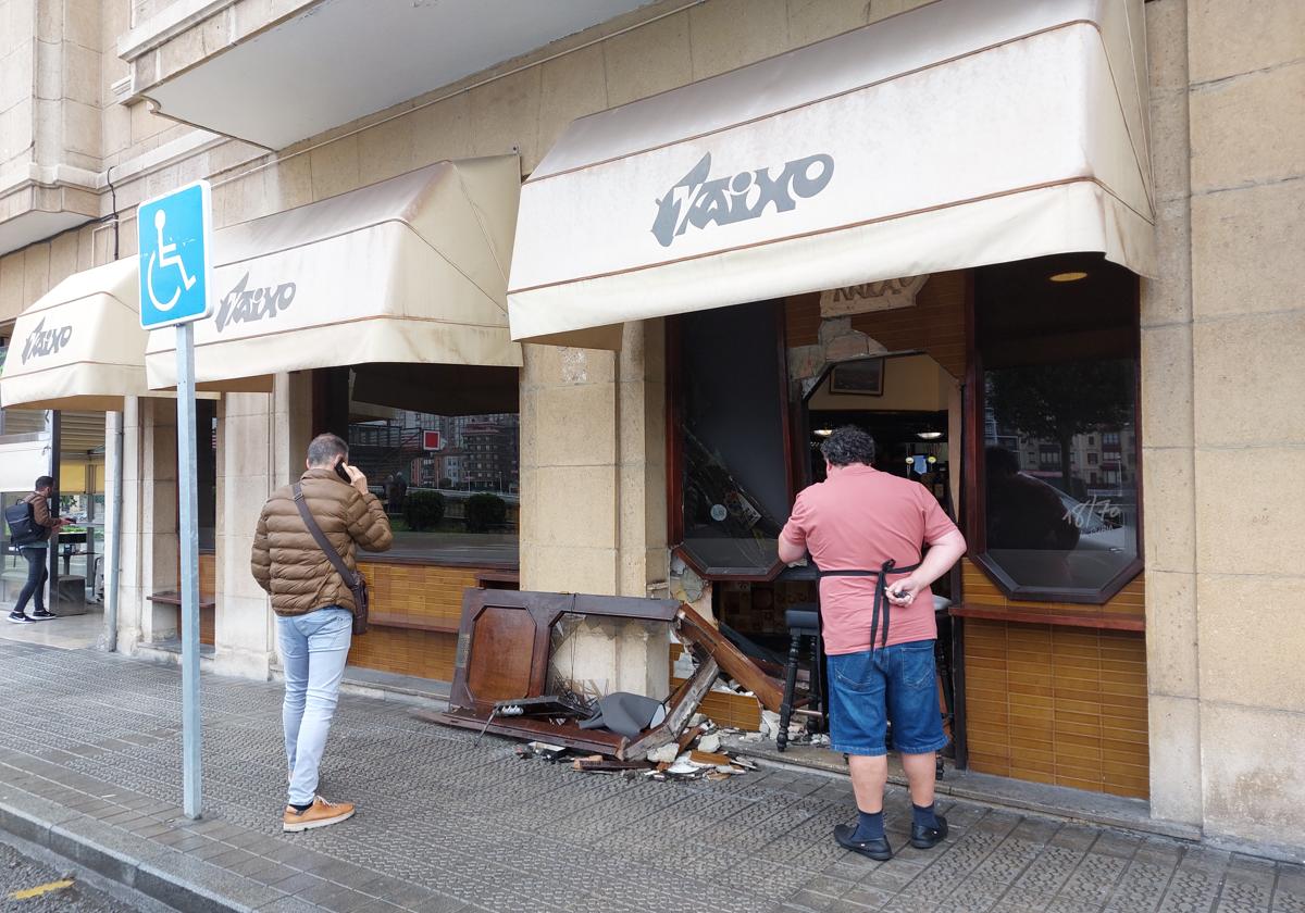 Dos personas contemplan los daños que ha sufrido el conocido local hostelero.