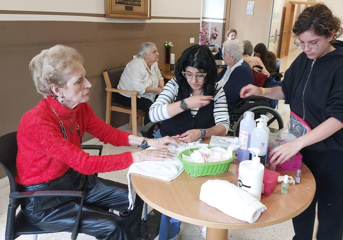 Dos generaciones unidas a través de la manicura