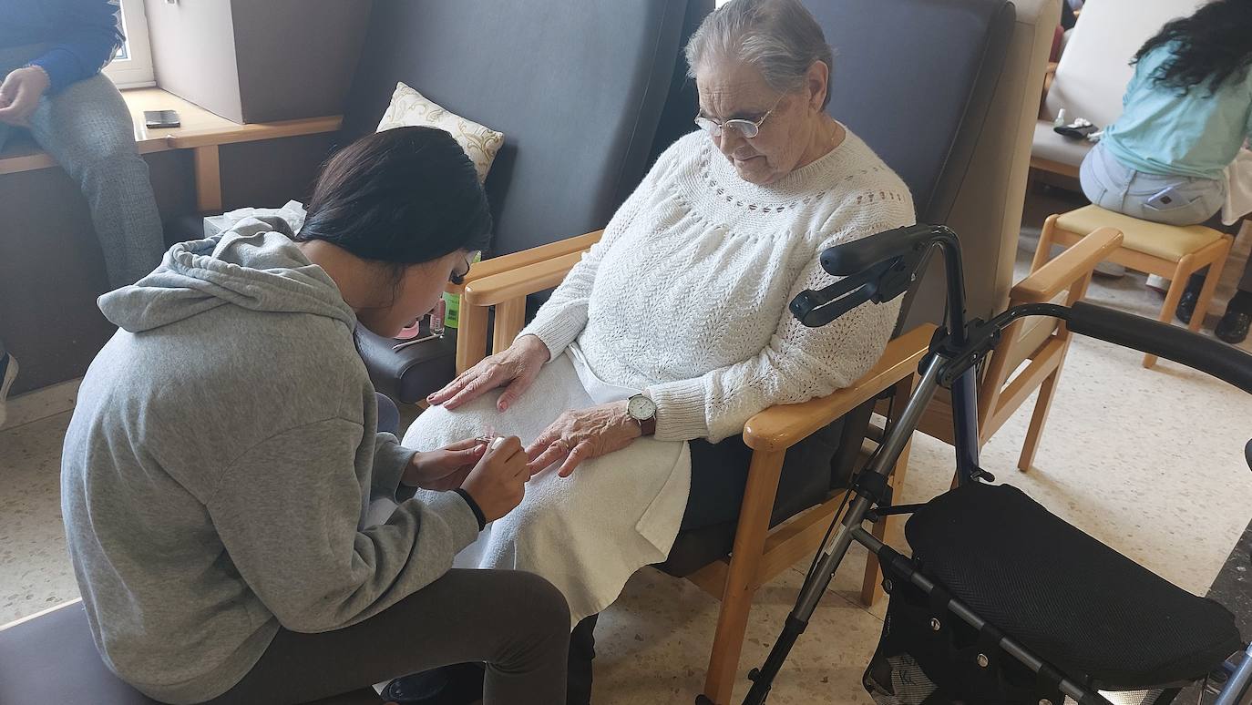 Dos generaciones unidas a través de la manicura