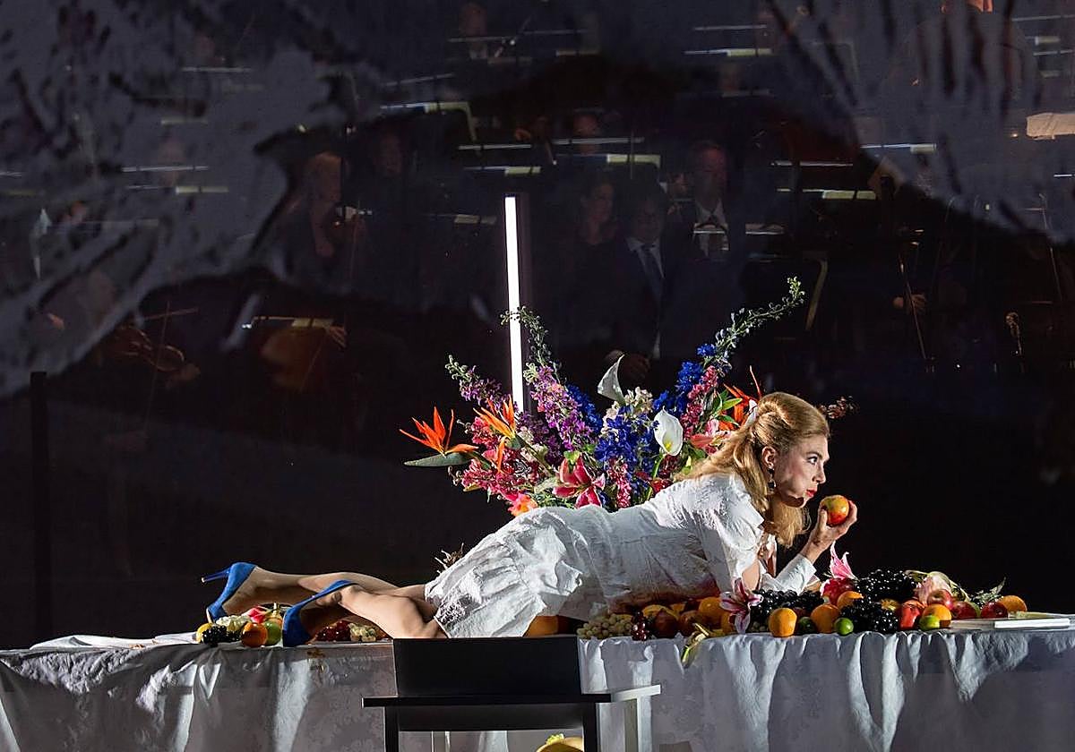 La cantante Annette Dasch, en un momento de la función original, estrenada en Amsterdam en 2021.