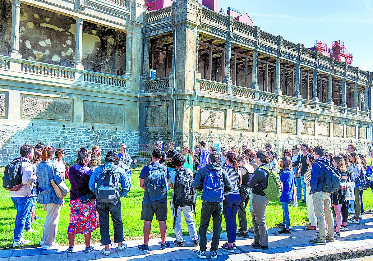 Varias decenas de personas participan en una de las visitas programadas al edificio histórico.