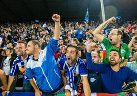 La grada de Mendizorroza celebra un gol del Alavés.