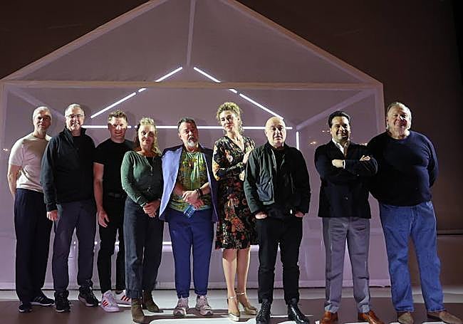 Bieito (séptimo), entre Dasch y Treviño, con el resto de intérpretes y responsables de la ópera.