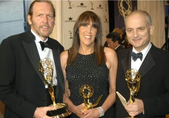 Robin Green con el Emmy por 'Los Soprano' junto a Mitchell Burgess, su actual esposo, y el creador de la serie David Chase.