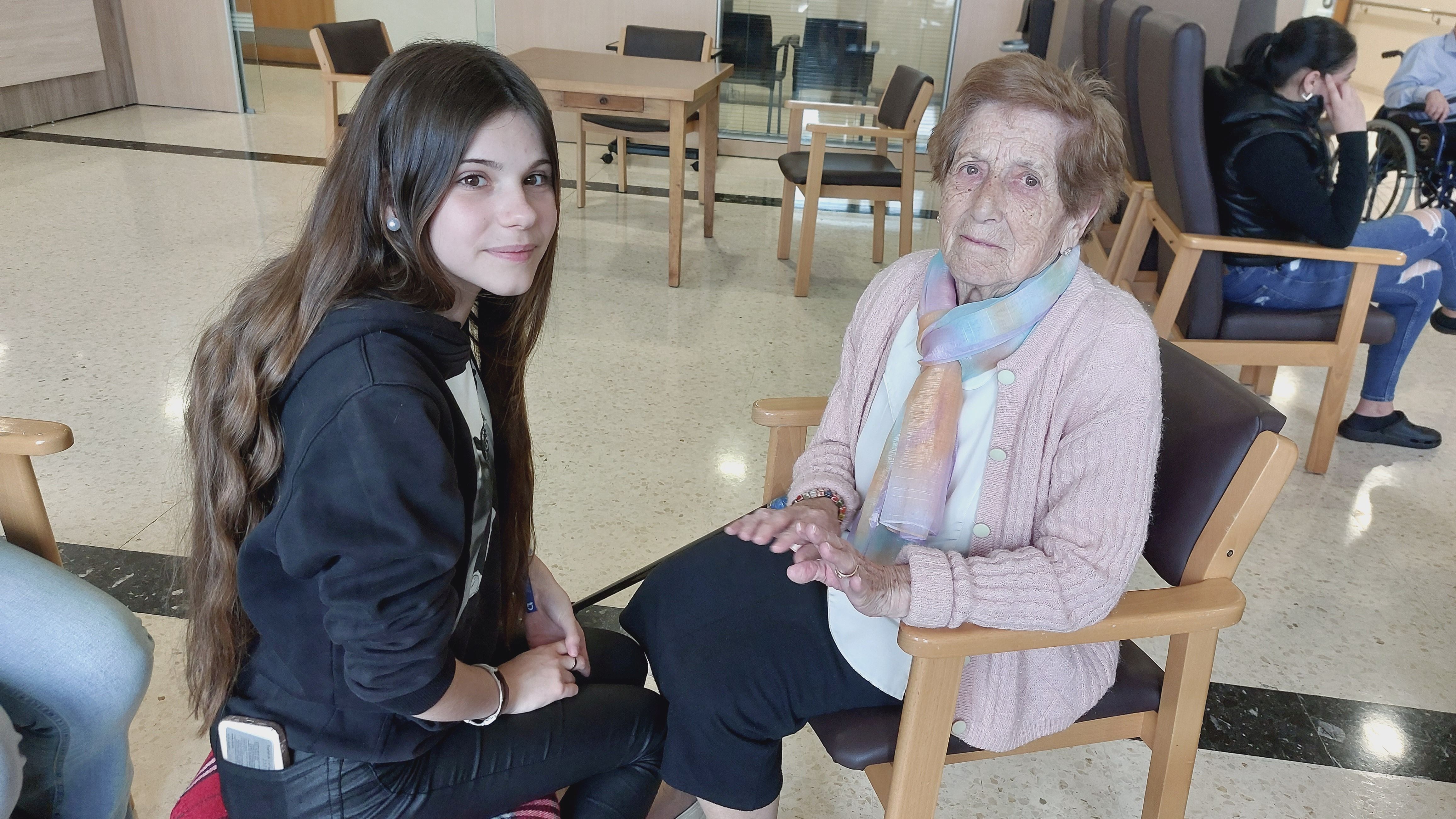 Dos generaciones unidas a través de la manicura