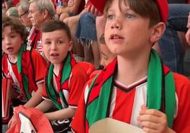 Algunos de los niños del 'Athletic de Liverpool' presentes en San Mames.