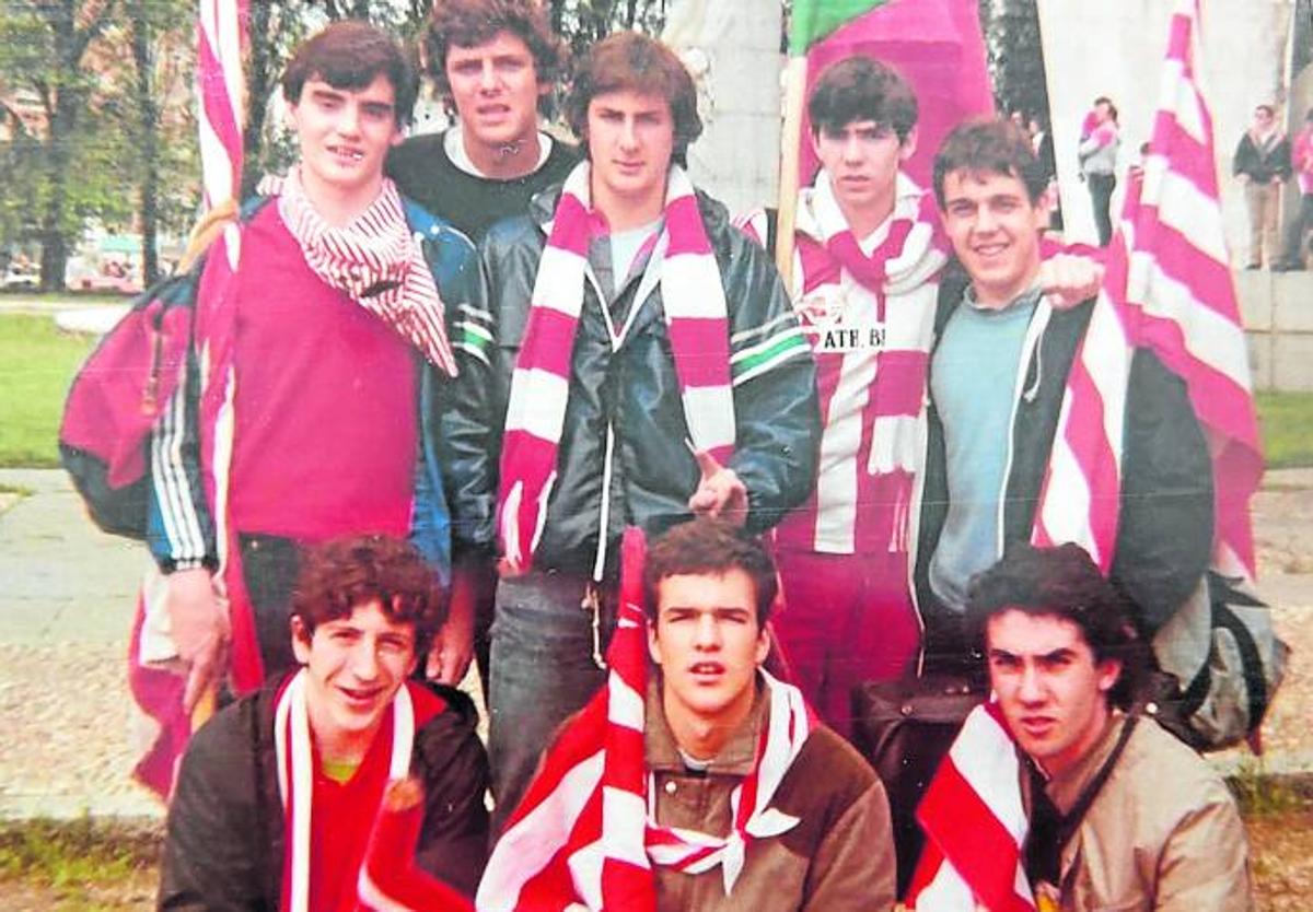 Ocho compañeros de pupitre camino de la Final de 1984.