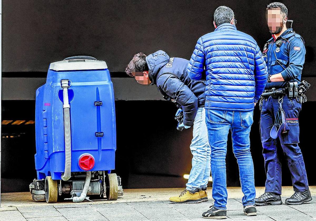 Agentes de la Ertzaintza ante la máquina que volcó en Zabalgana y atrapó al autónomo.