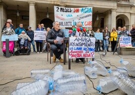 Los vecinos se han manifestado este martes frente al Ayuntamiento de Vitoria.