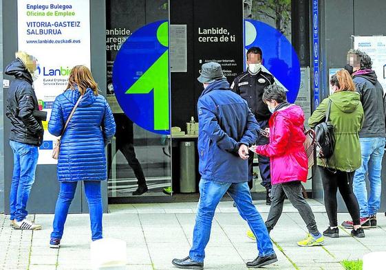 Personas ante una oficina de Lanbide en Vitoria.