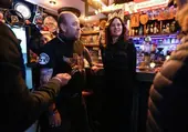 La visita de Ayuso a un bar de moteros en Bilbao