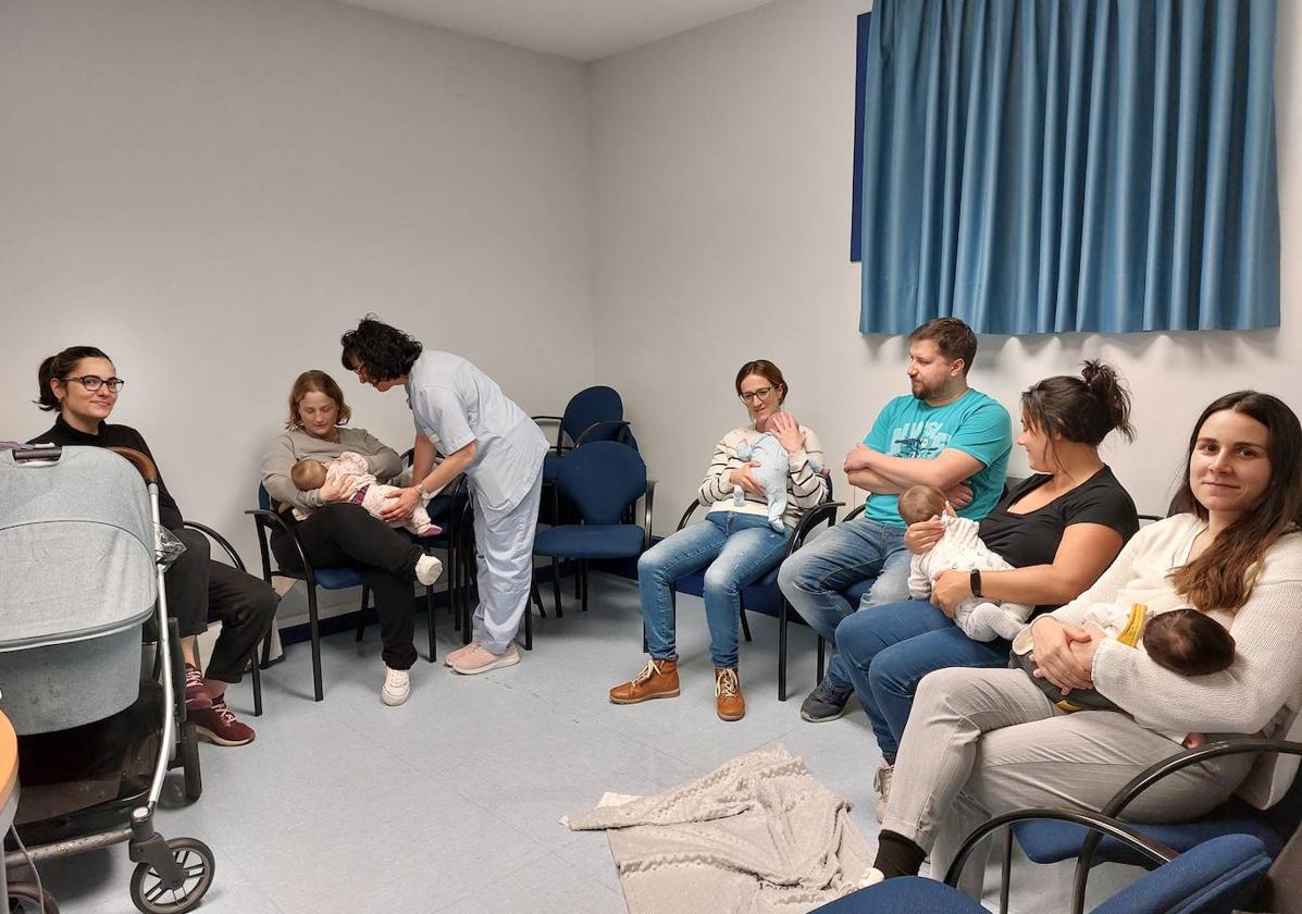 La enfermera Adelina García pendiente de Zoe, con los pequeños Kenai, Inar, Balian, Nare y Erik también en la sala, antes de dar comienzo a la sesión en la mañana de este martes.