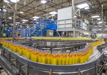La planta de Etxabarri-Ibiña ya impulsó en 2020 la primera bebida de gas en un plástico con el que reduce en un 40% la huella de carbono.