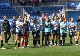 Las jugadoras albiazules aplauden a la afición en Mendizorroza.