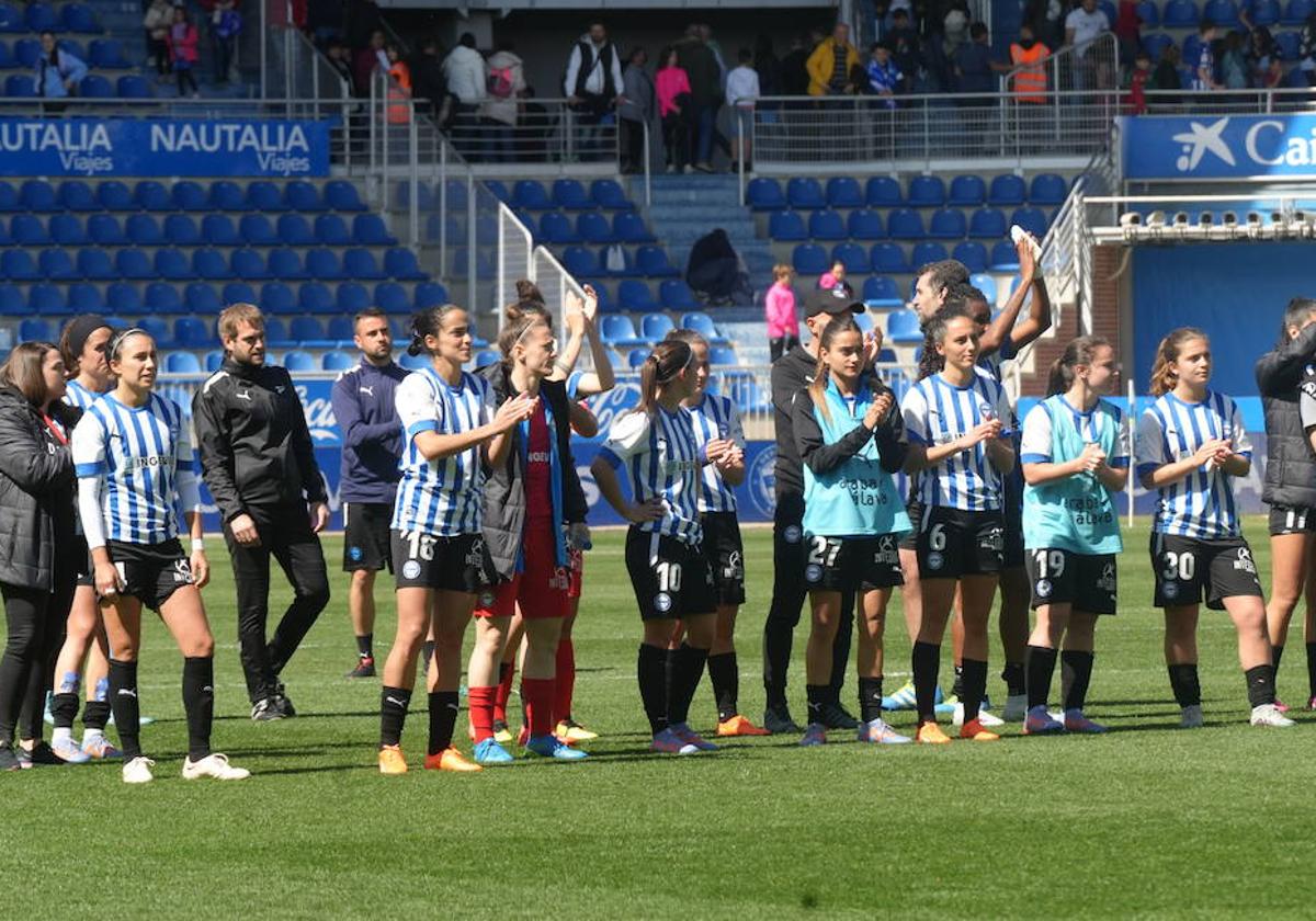 Las jugadoras albiazules aplauden a la afición en Mendizorroza.