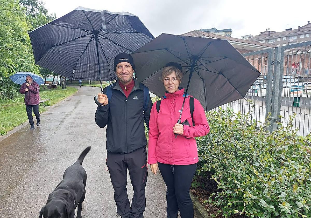 Luis Manguero y Maite Ramos vienen de Abadiño a Durango caminando por el bidegorri.