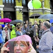 Turistas siguen las explicaciones de un guía.