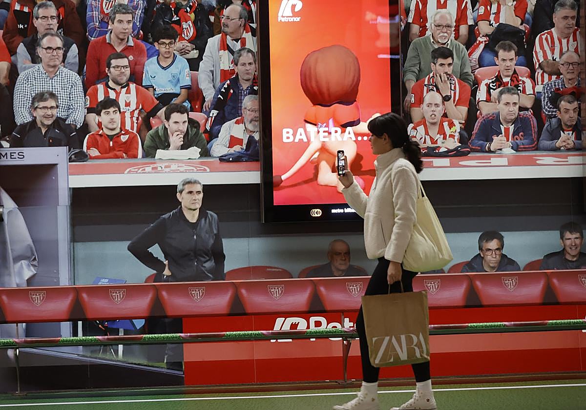 Imagen de la estación de metro de Moyua, convertida en San Mamés.