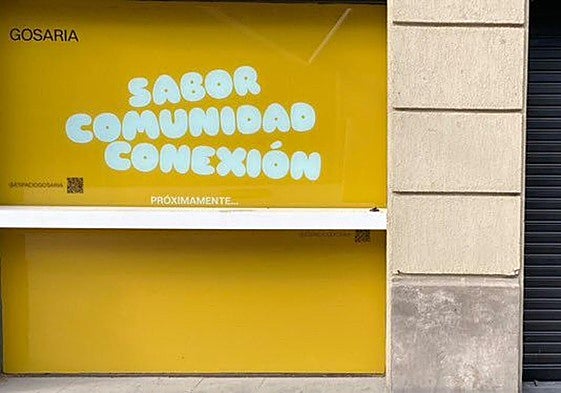 Así se ve el vinilo que anuncia la futura cafetería.