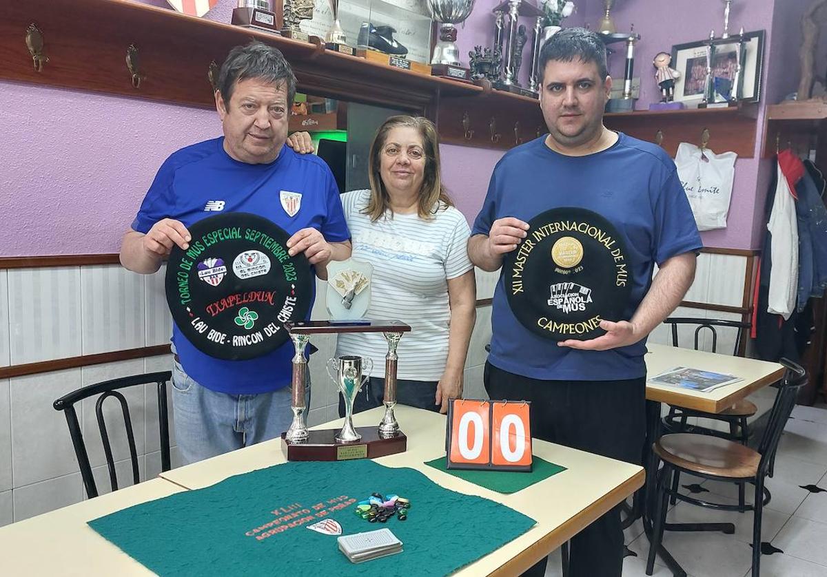 Eduardo González, su mujer, María Virtudes Monsalve, y su hijo, Imanol, exponen algunos premios.