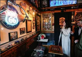 Ayuso observa la decoración del bar motero junto a Carlos García y Raquel González.