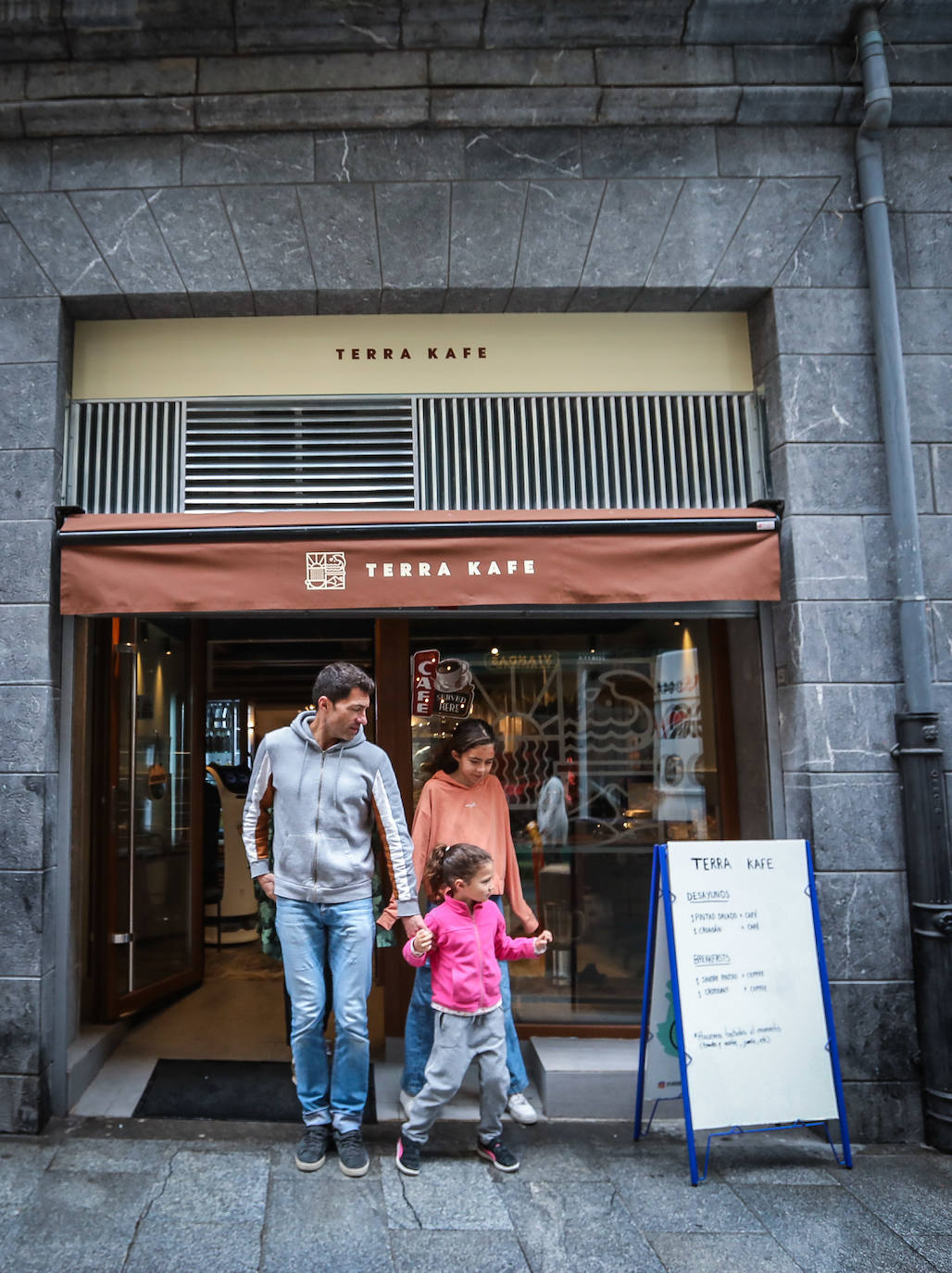 La nueva cafetería del Casco Viejo con las mejores tartas en la que un robot hace de camarero