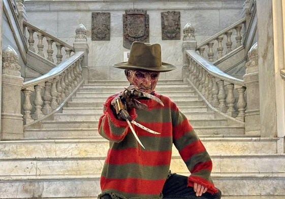 Freddy Krueger en las escaleras del consistorio bilbaíno.