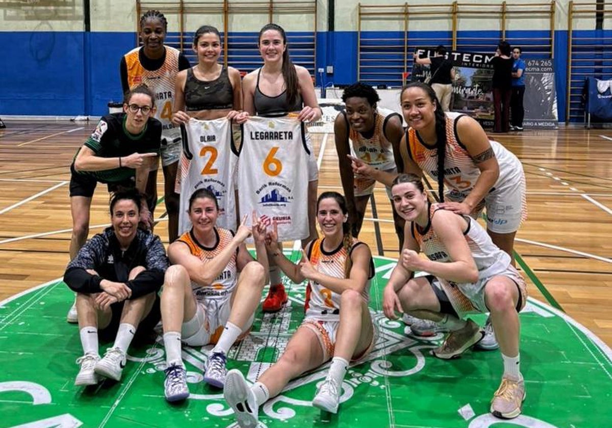 Las jugadoras del Ausarta celebran redondear la liga perfecta.