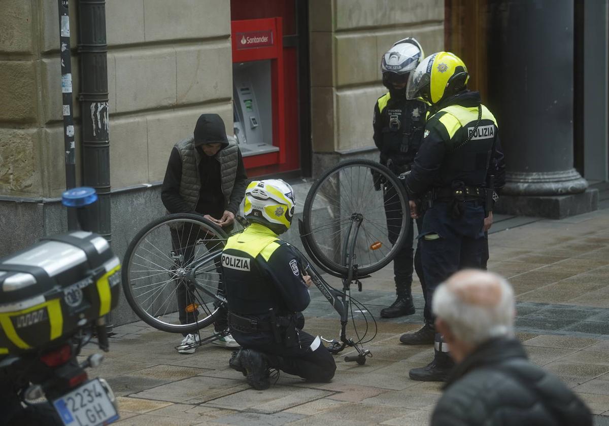 Le pillan cuando circulaba con una bici robada por plena calle Dato