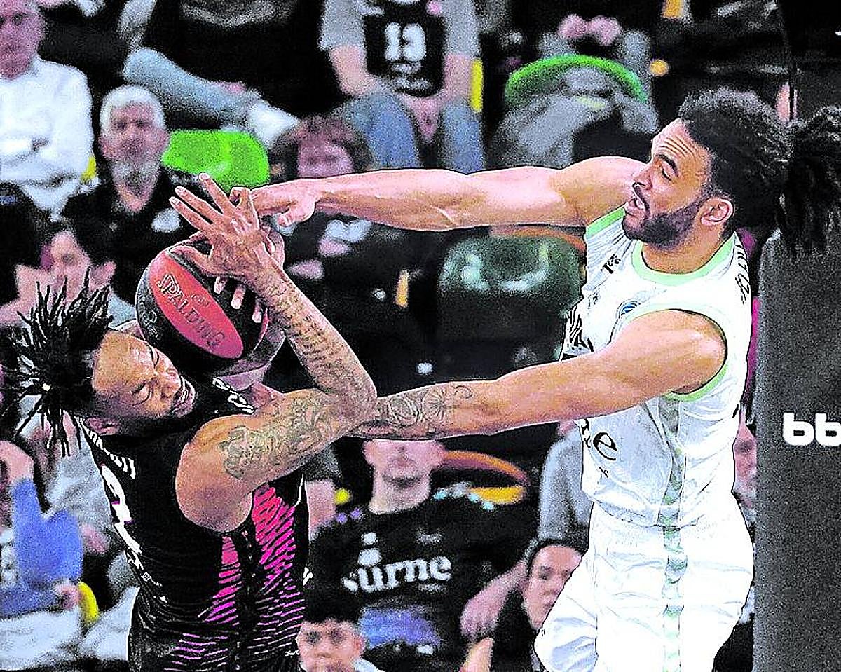 Killeya-Jones tapona a un jugador del Chemnitz.