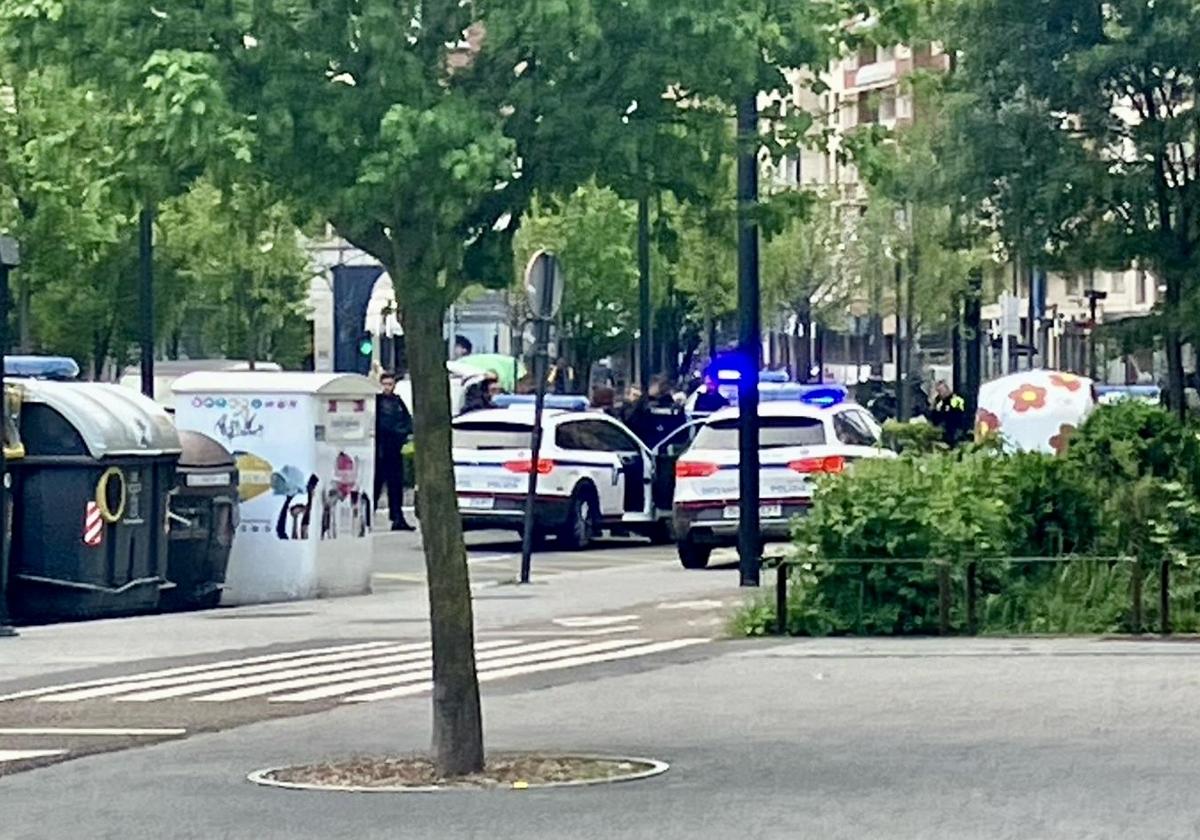 Varias patrullas de la Ertzaintza y la Policía Local de Vitoria, en las inmediaciones de la Avenida Gasteiz.