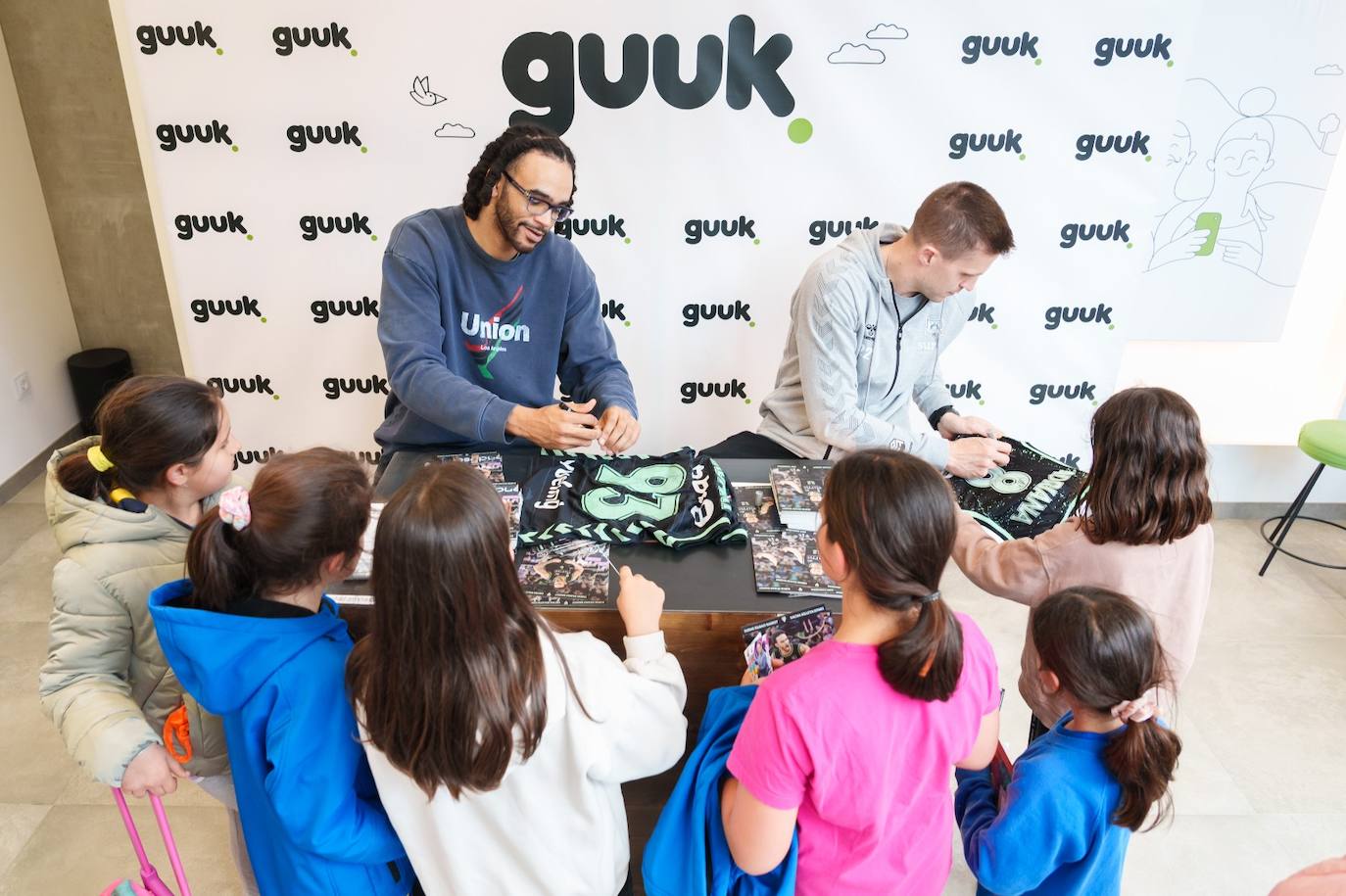 Killeya-Jones y Rabaseda firman pósters y camisetas a aficionados en Bilbao.