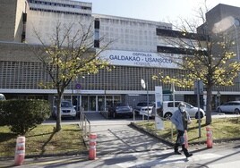 Vista exterior del hospital de Galdakao, donde ha sido trasladada la mujer que ha sufrido el atropello.