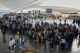 Cientos de pasajeros se arremolinan en la terminal de 'La Paloma' para facturar sus equipajes en un día muy concurrido en Loiu.