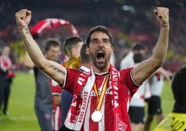 Raúl García, eufórico tras conquistar la Copa del Rey.