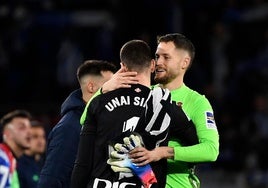 Remiro se abraza con Unai Simón tras un derbi en Anoeta.