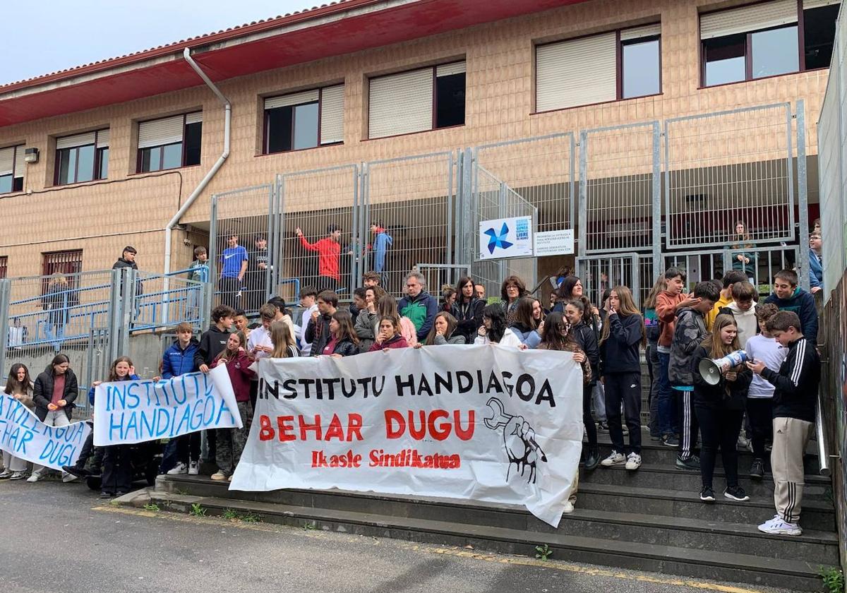 Decenas de estudiantes se ha concentrado en el IES Sopela BHI para pedir la construcción de un nuevo centro educativo.