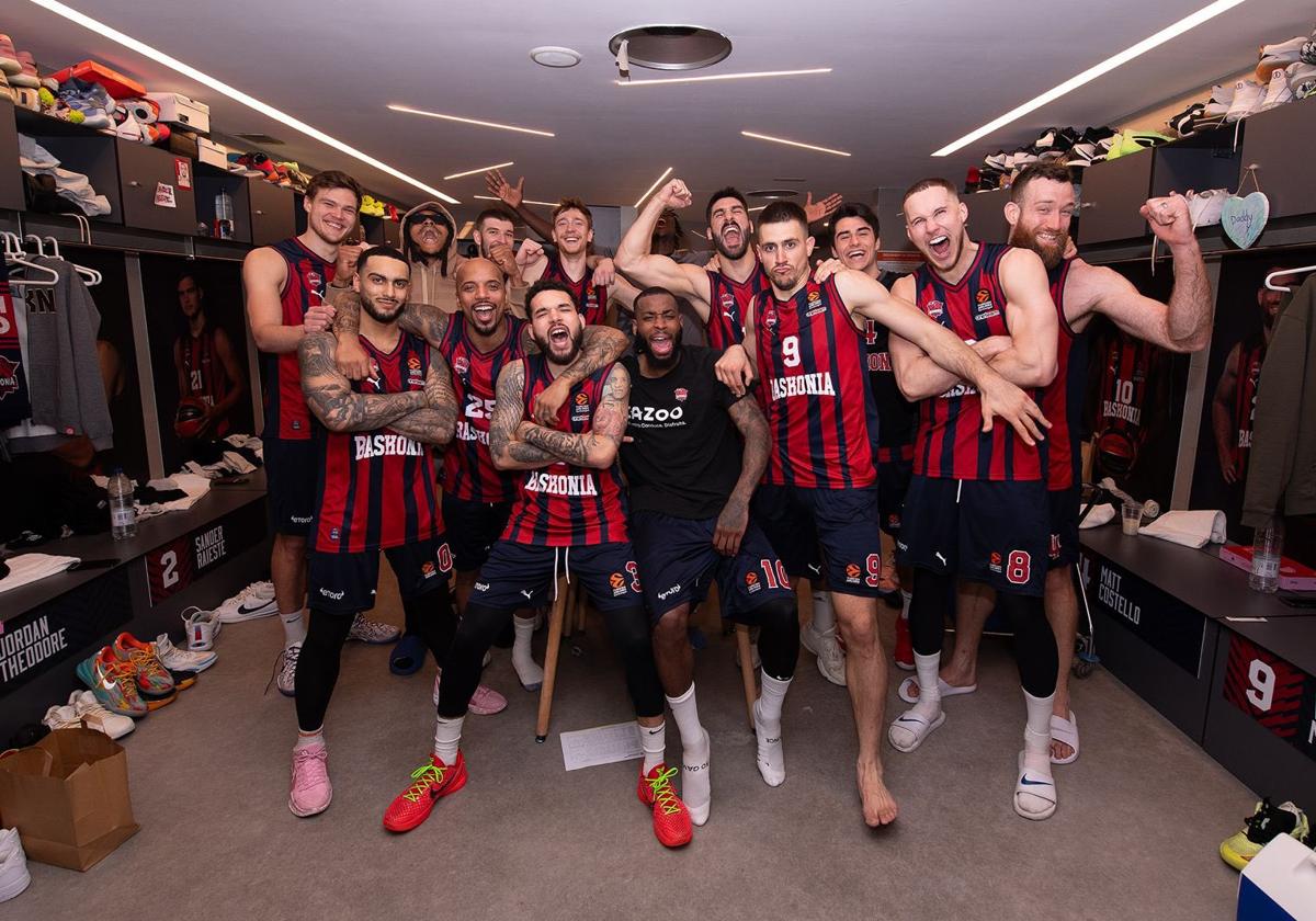 El banquillo del Baskonia celebra una canasta del equipo.